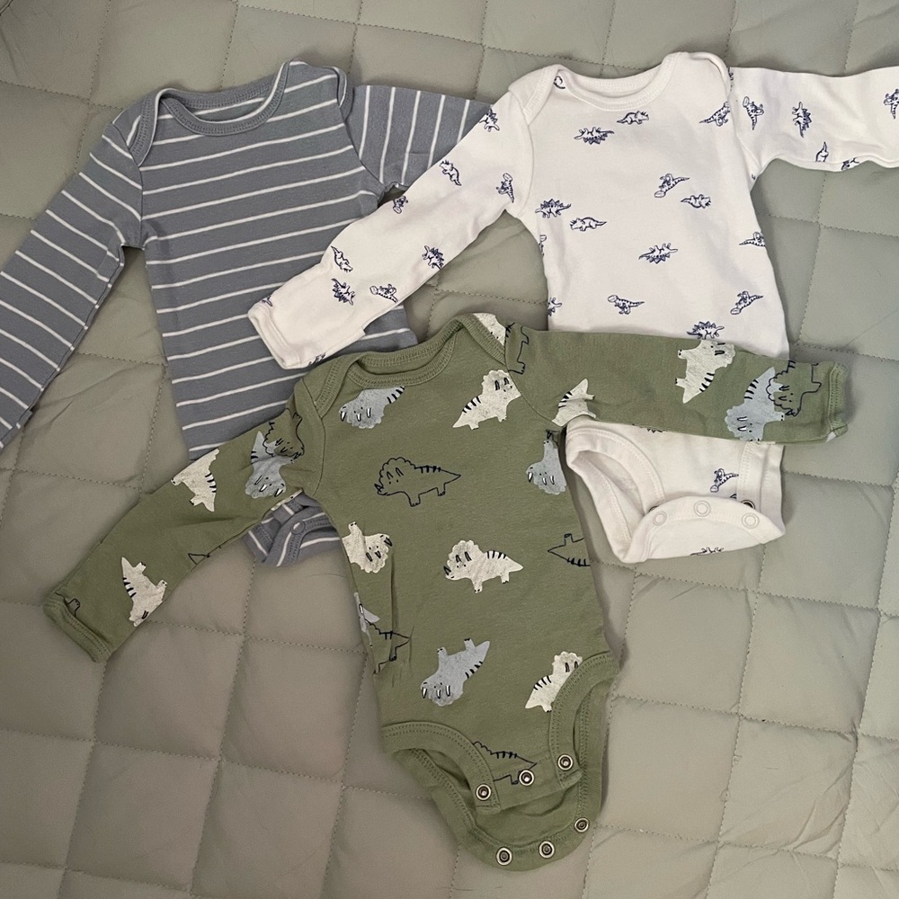 Lot of 3 Carters Longsleeve Onesies 🦕 Dinos/Stripes Size Newborn 0M